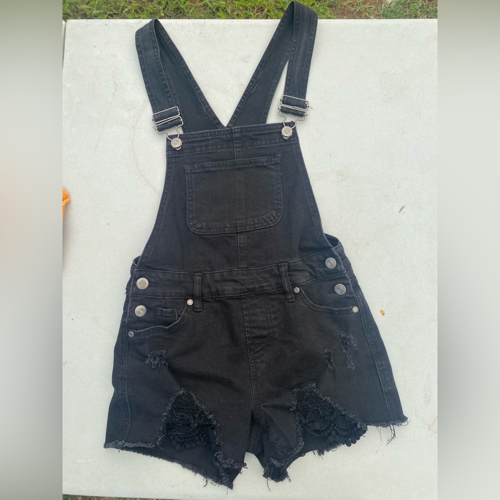BLACK OVERALLS SIZE XS 1, IN PERFECT CONDITION WITH PRETTY DESIGN ON SHORTS